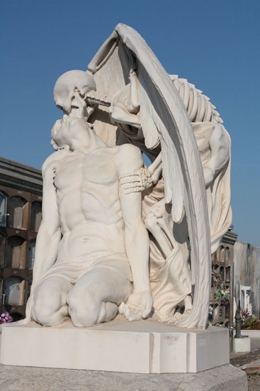 photo of the Kiss of Death sculpture